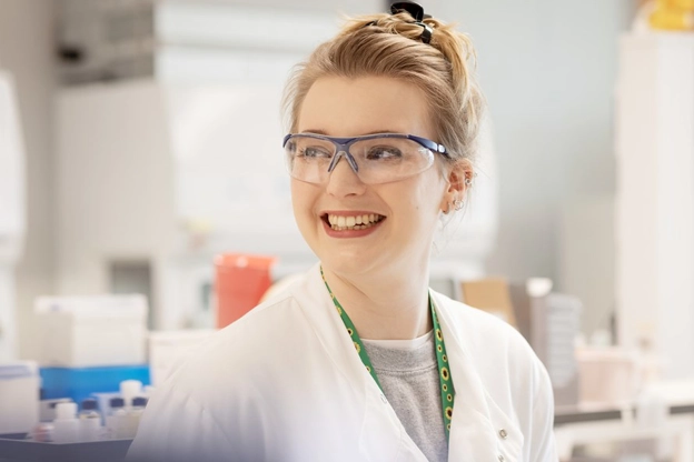 Gülümseyen bir laboratuvar çalışanı